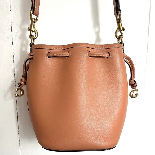 Borsa a secchiello Coach Camila arancione pelle conciata a guanto con coulisse tracolla CJ835