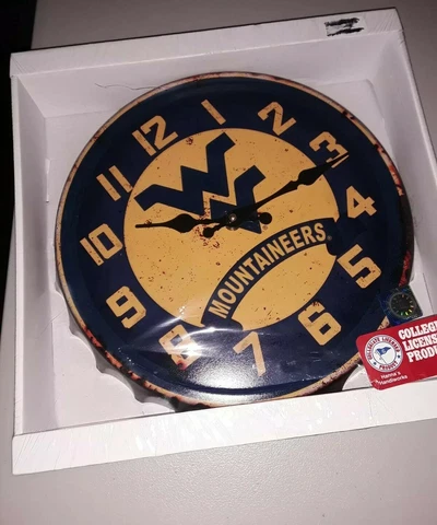 NCAA WEST VIRGINIA MOUNTAINEERS COLLEGE BOTTLE CAP WALL CLOCK. NEW IN BOX Cover