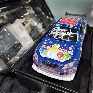 RCCA 1/24 2008 Kyle Busch 18 M&Ms Sam Bass Autographed Holiday Elite #103 of 300 - Picture 1 of 11