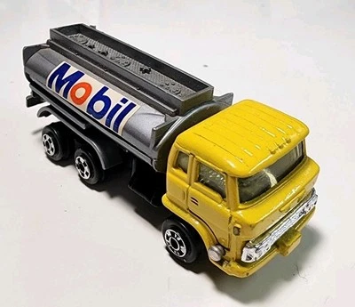 Caminhão-tanque vintage Zylmex Zee Toys P309 Mobil gasolina HO fundido/plástico combustível - Imagem 1 de 4