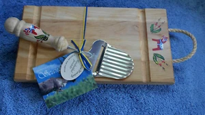 SCANDINAVIAN Cutting Cheese Board Folk Art Hand Crafted Wooden Board &Slicer NEW - Picture 1 of 7