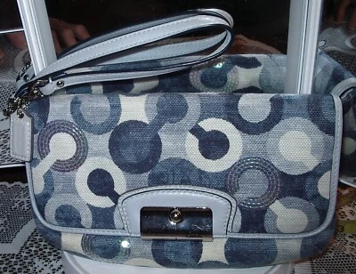 CARTERA PULSERA MEDIANA COACH AZUL FIRMA KRISTIN OP ART LONA CON LENTEJUELAS Foto 1 de 4