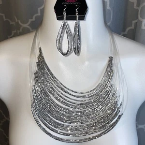 Paparazzi Jewelry Necklace Catwalk Queen Silver - Picture 1 of 7