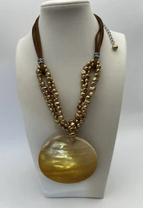 Collana con ciondolo Chico's multifilo di perle d'acqua dolce e conchiglia. - Foto 1 di 2