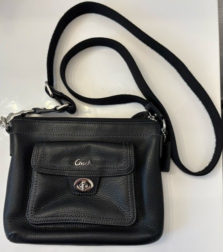 Borsa a tracolla Coach Penelope Turnlock Swingpack in pelle nera di ciottoli