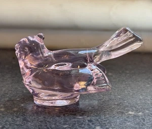 Mosser Glass - MINI Bird PASSION PINK Window Shelf Sitter 3" - SLIGHT GLOW - Picture 1 of 6