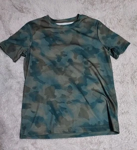 Boys Green Camo All In Motion Short Sleeve Athletic Shirt Size 8 Medium - Picture 1 of 2