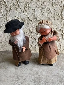 Opa und Oma Puppen spielen It’s A Small World Song - Bild 1 von 1