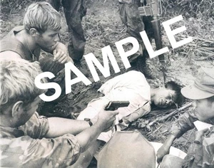 VIETNAM WAR CAPTURED VIETCONG BEING INTERROGATED BY US FORCES 4" x 6" PHOTO # 75 - Picture 1 of 1