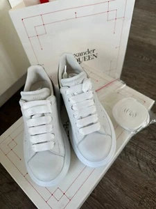 Alexander McQueen Metallic Gold KIDS Grösse EU 29 Brandnew + OVP Zuschlagen - Bild 1 von 8