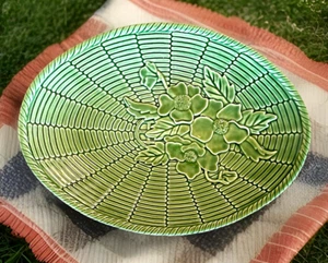 Plato para servir Bordallo Pinheiro verde ovalado 15,5 pulgadas x 11,5 pulgadas con motivo de anémonas - Imagen 1 de 5