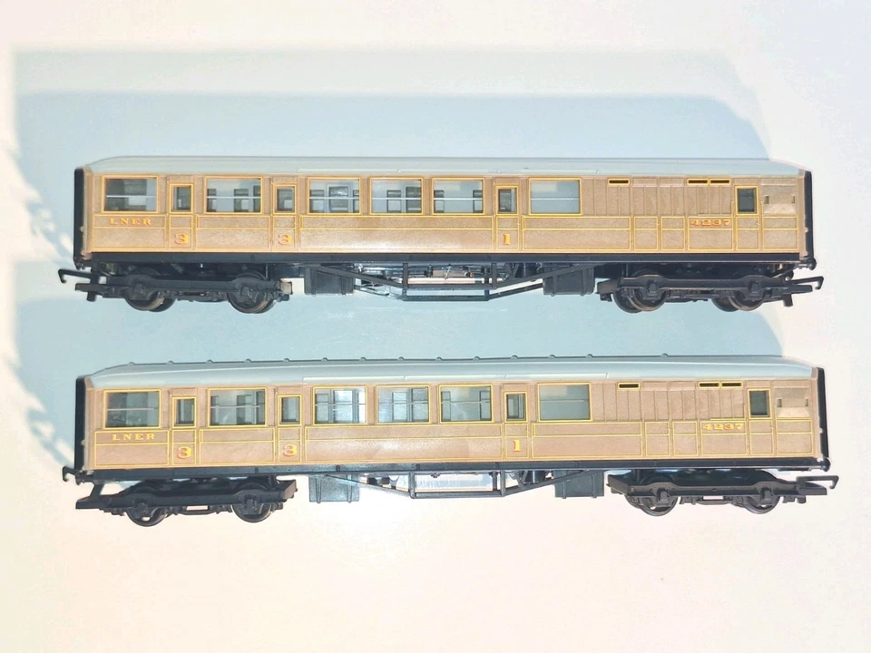 Hornby R478, LNER Teak Brake Composite Carriages. Excell cond. OO Scale. No Box - Image 1 of 4