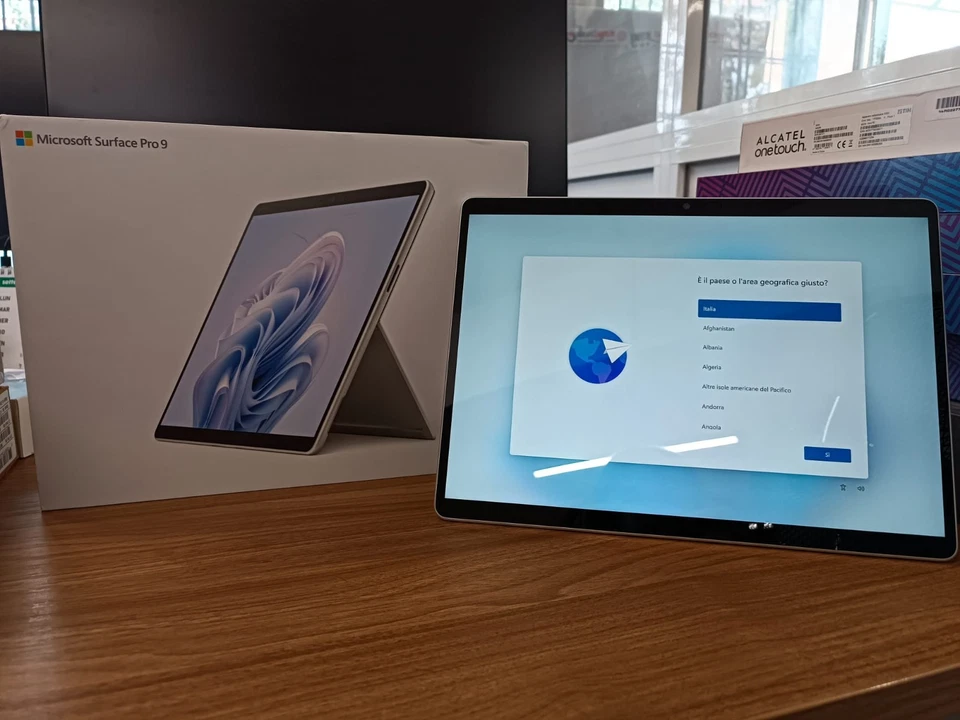 Microsoft Surface Pro 9 256 GB 33 cm (13") Intel® EVO™ i5 - Immagine 1 di 3