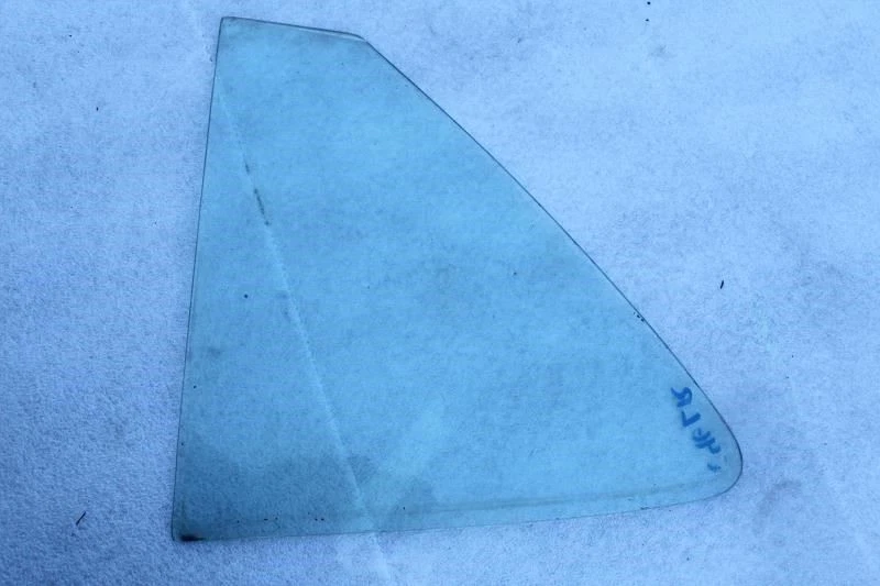 Mercedes 450SL R107 1977 lado izquierdo lado del conductor cuarto trasero ventana de cristal Foto 1 de 2