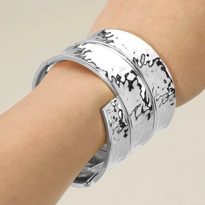 Bracciale donna audace largo testurizzato tono argento metallo cerniera - Foto 1 di 4