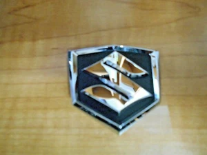 PEGATINA EMBLEMA DE PARACHOQUES DELANTERO SUZUKI OZARK, EIGER, VINSON, ESCUDO ""S", 68151-38F00 - Imagen 1 de 2