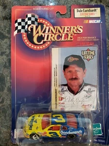 Dale Earnhardt Sr. Maßstab 1:84 Auto und Sammlerkarte - Bild 1 von 2