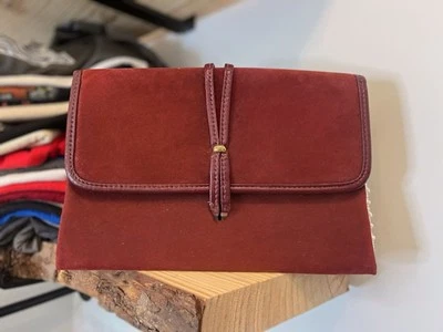Clutch Vintage Borgonha Camurça – Fecho de Latão • Bolsa Envelope Meados do Século - Imagem 1 de 3