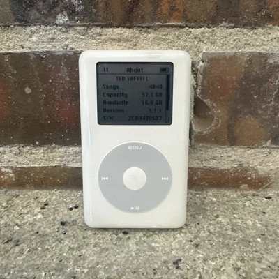 Apple + HP Invent iPod Classic 4th Generation 40GB MP103 (PE436A) v3.0.1 White - Image 1 of 4