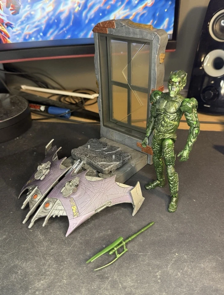 Toybiz Ravaged Green Goblin And 2 Gliders With Pumpkin Bomb Lot  - Image 1 of 4