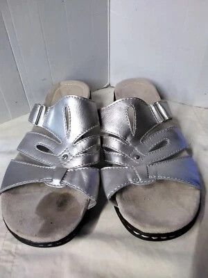 Sandalias Croft & Barrow para mujer con recorte plateado tacón medio de cuña sin cordones 9 medianas Foto 1 de 4