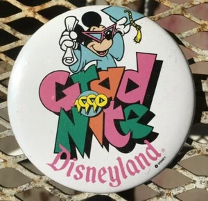 PIN REVERSO DISNEYLAND 1990 GRADO NITE 90 3" INSIGNIA BOTÓN DISNEY - Imagen 1 de 2