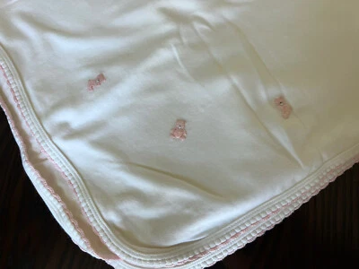 DOS mantas de recepción - $116 Kissy Kissy bebé niña rosa bordado oso Foto 1 de 4