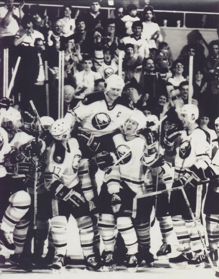 FOTO DE HOCKEY BÚFALO SABLES CELEBRACIÓN DE LA NHL Gilbert Perreault 8x10 Foto 1 de 1