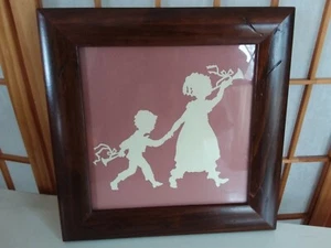 SILHOUETTE ART Niña y Niño Reveling Firmado por K Cusick 10 1/2 Cuadrado Marco de Madera - Imagen 1 de 5