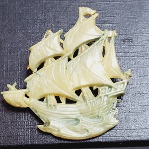 Broche de plástico celuloide vintage velero barco pirata 1,75" azul marfil - Imagen 1 de 6