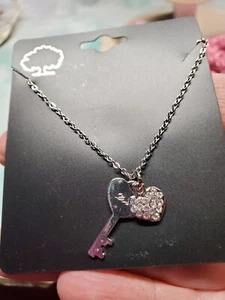 Colgante Corazón y Llave Tono Plata con Pequeños Cristales Bobina Collar 18" - Imagen 1 de 2