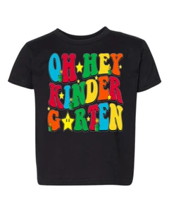 Camiseta gráfica Oh Hey Kindergarten Coin Star Green Pipe para niños pequeños - Imagen 1 de 7
