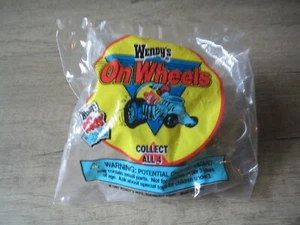 Juguete de comida para niños Wendy's 1997 - Wendy's sobre ruedas - piloto de carreras verde sellado - Imagen 1 de 2