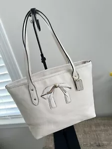 Neu mit Etikett Coach Damenhandtasche kreideweiß Leder mit Schleife Mini City Reißverschluss Beuteltasche F28988 - Bild 1 von 7