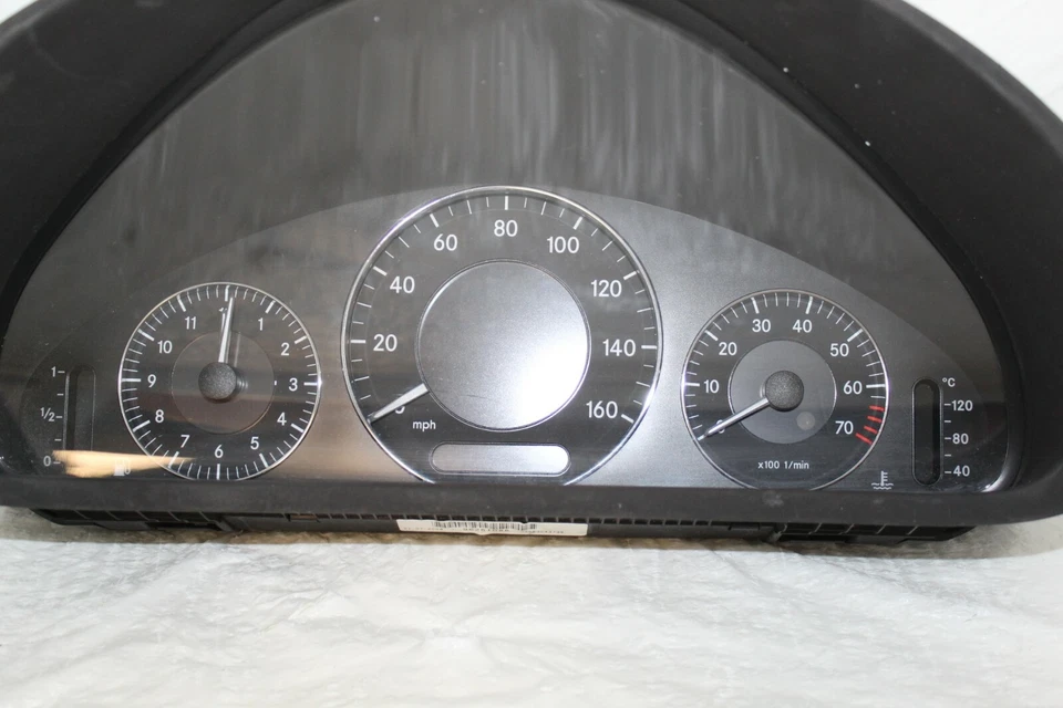 Medidores de painel de instrumentos velocímetro 08 09 Mercedes-Benz CLK-Class 54.873 milhas - Imagem 1 de 4