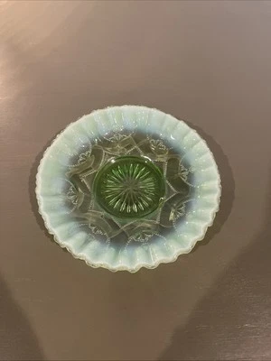 Prato de vidro Jefferson opalescente verde vintage com borda de babados - Imagem 1 de 4