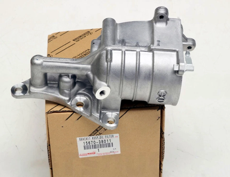 Soporte de aceite Toyota 15670-38011 OEM carcasa de filtro 1567038011 LX570 Tundra NUEVO Foto 1 de 1