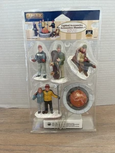 Lemax 04223 beleuchtetes Zubehör 4 Figuren & Feuerstelle (5er Set) - Bild 1 von 13