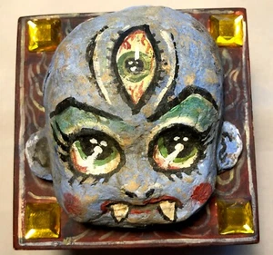 Box: Vampir handgeformt/bemalt Kurios UNIKAT Goth Cupie blaue Mütze  - Bild 1 von 7