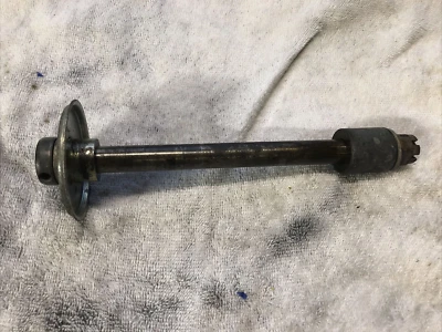 Yamaha XS400 1983 eje trasero con cubierta antipolvo espaciador y tuerca Foto 1 de 4