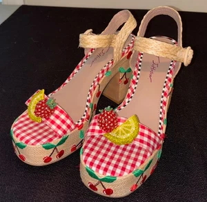 Betsey Johnson Cheyne Damen-Sandalen rot Gingham klobiger Absatz Kirschen Obst 10 - Bild 1 von 8