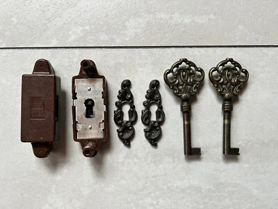 2x Möbelschloss zum Einpressen Huwil mit brüniertem Schlüssel + Schlüsselschild - Bild 1 von 4