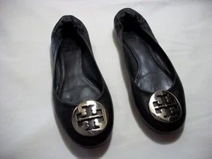 TORY BURCH REVA SCHWARZE LEDER-BALLERINAS MIT SILBERNEM METALLLOGO GRÖSSE 8,5 M - Bild 1 von 8