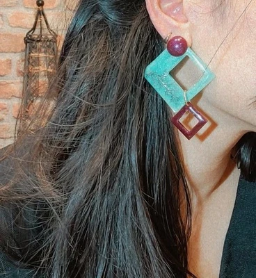 Brincos de resina geométrica feitos à mão por JewelLeMoulin, 3 cores - Imagem 1 de 4