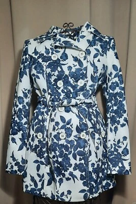 Chaquetón Doble Pecho Jessica Simpson Blanco y Azul Floral Pequeño Botón Corbata  Foto 1 de 4