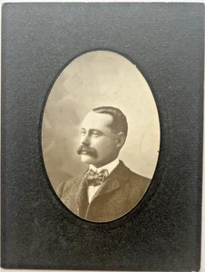 BERKELEY CALIFORNIA 1901 Kabinettkarte hübscher Gentleman mit Schnurrbart & Fliege 6F - Bild 1 von 4