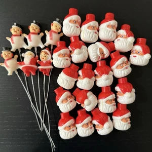 20 Vintage Kunststoff-Blasform Mini Weihnachtsmann Scheinwerfer Abdeckungen + 6 Mini-Figuren-Plektren - Bild 1 von 3