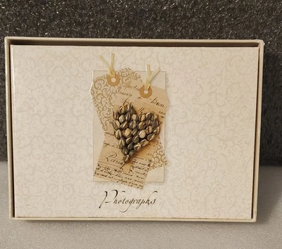 Cubierta de álbum de fotos Hallmark CR Gibson Sarah Lugg diseño con rosebuds blancos corazón Foto 1 de 4