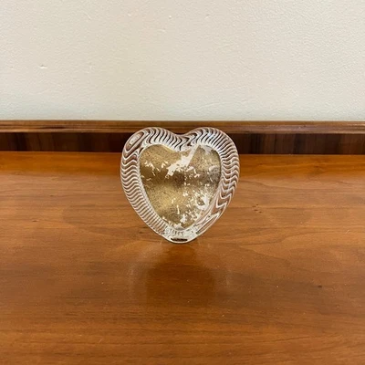 Marco de corazón vintage de cristal transparente pequeño de 3x3" Mikasa retratos pulidos años 2000 Foto 1 de 4