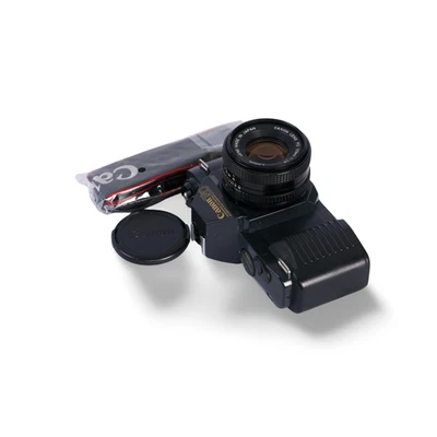 Canon T50 35 mm pellicola reflex motorizzata c/w NFD 50 mm f/1.8 kit obiettivo standard e cinghie - Immagine 1 di 4